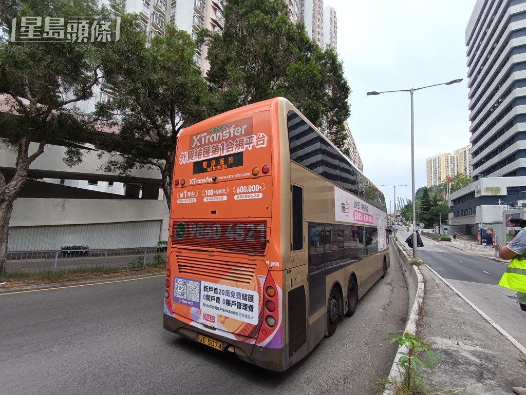 九巴與七人車相撞。 九巴與七人車相撞。