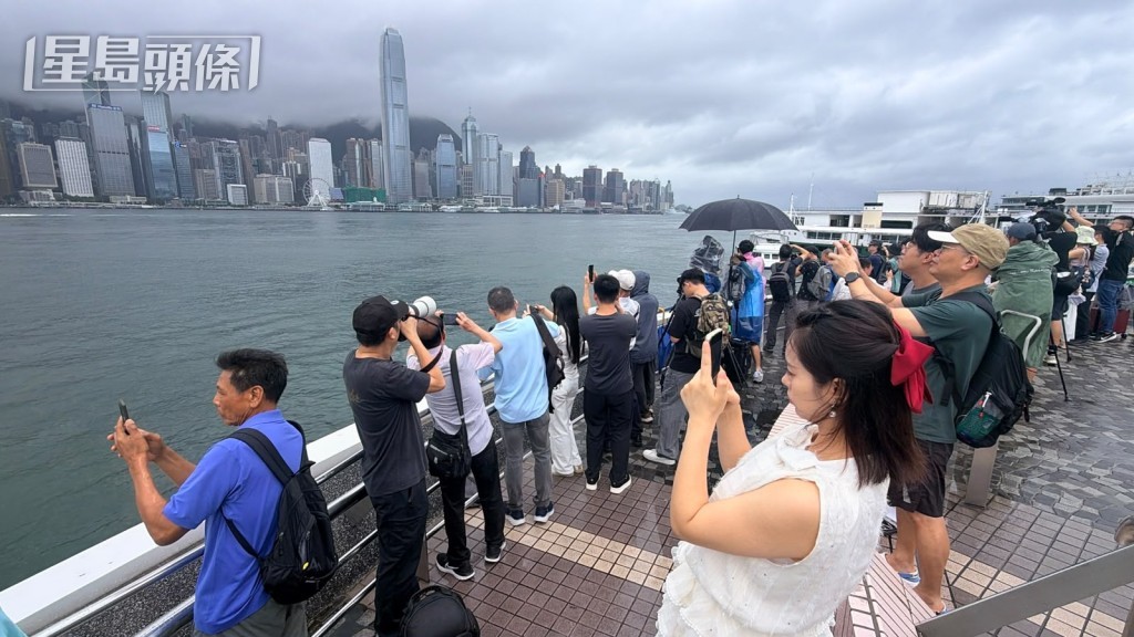 市民海旁歡送軍艦離港。梁國峰攝 市民海旁歡送軍艦離港。梁國峰攝