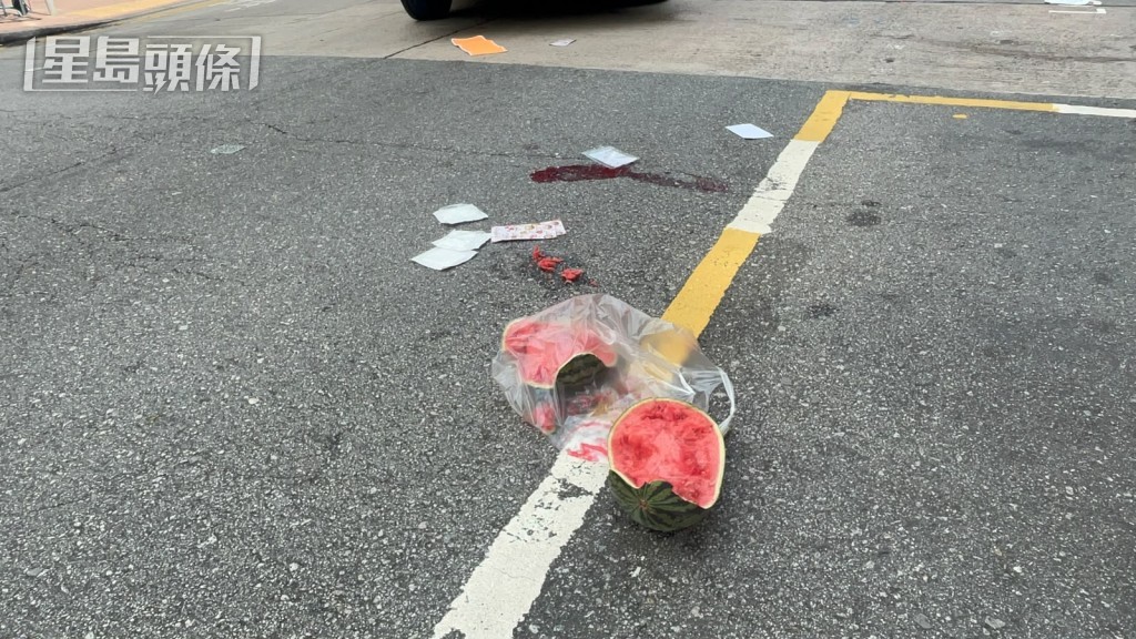 地上遺下血迹和西瓜。 地上遺下血迹和西瓜。