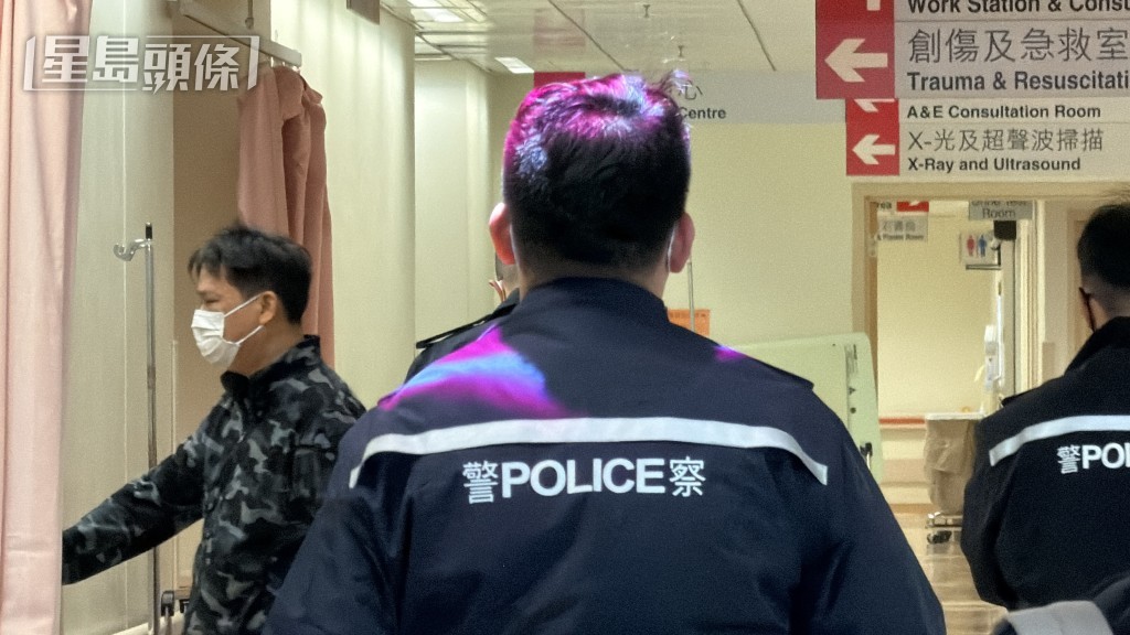 男親友在醫院了解情況。 男親友在醫院了解情況。