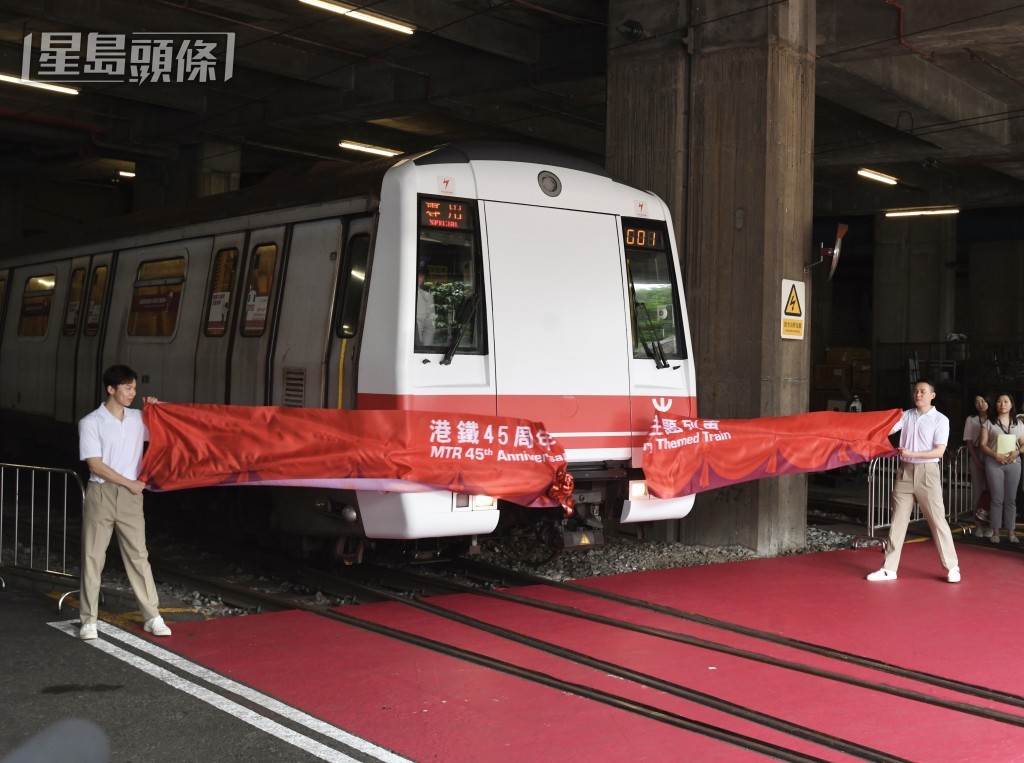 列車今日下午於彩虹站展開首航旅程。何君健攝