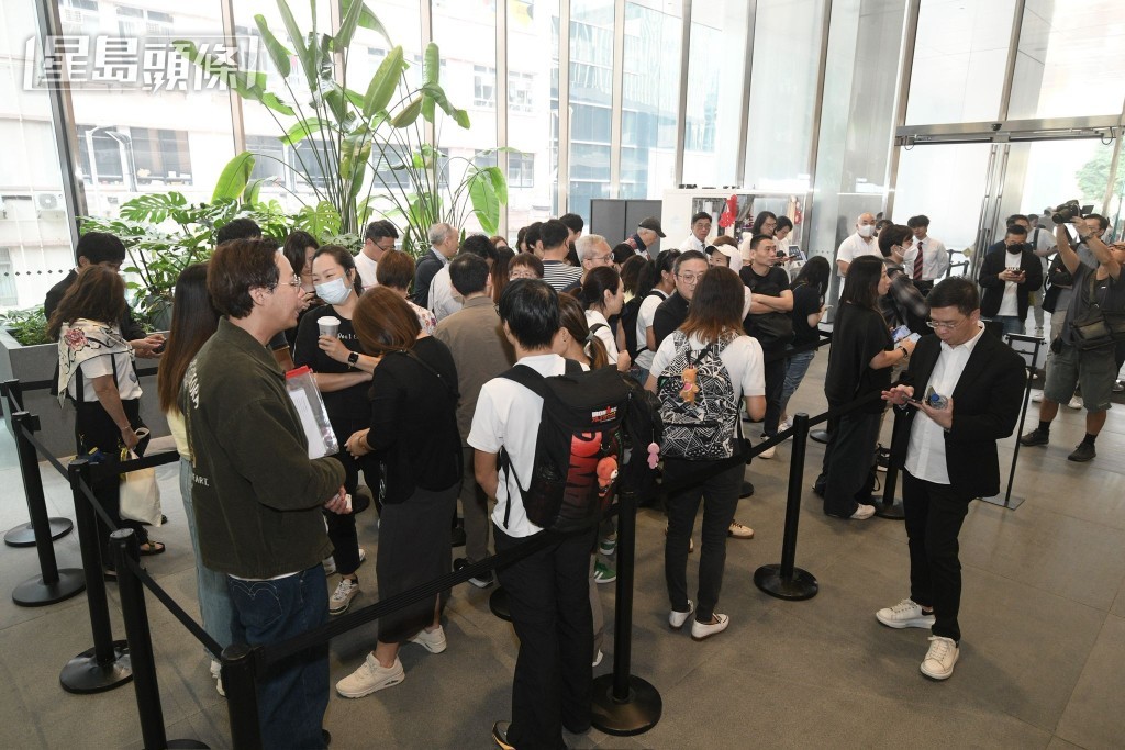 大批提名組別X組及大手客S組準買家今早到場等候。