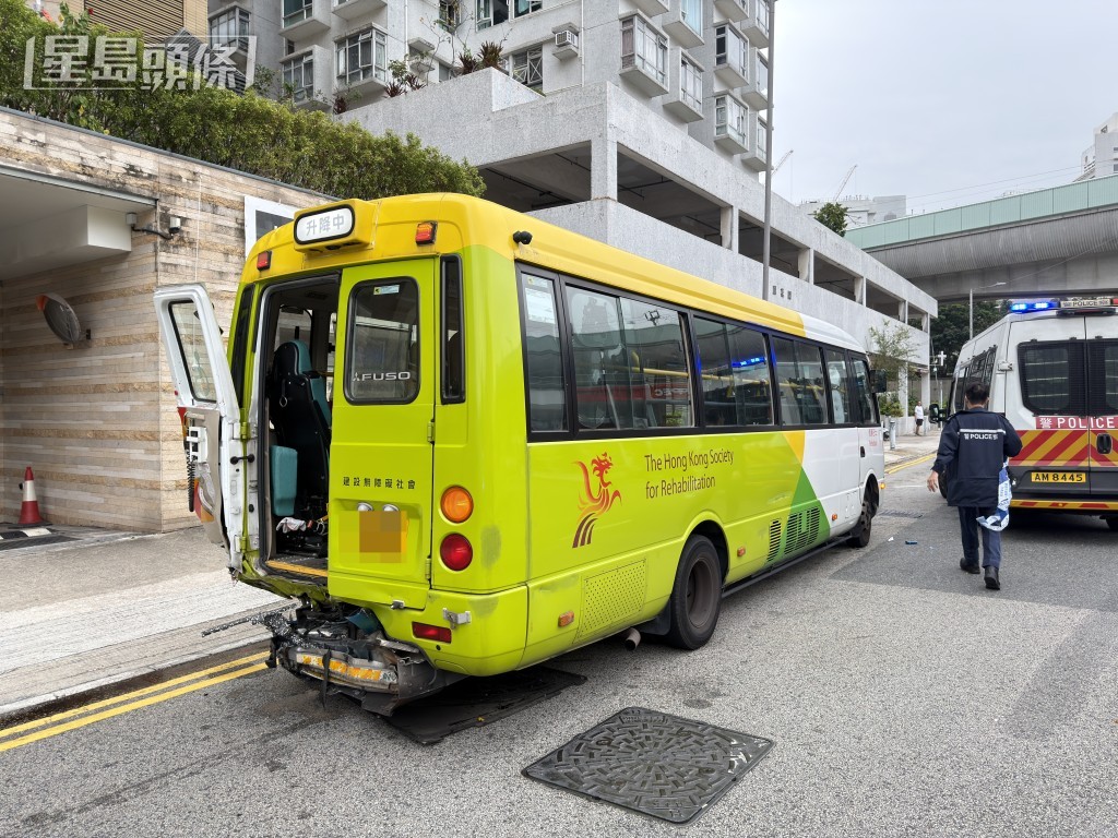 復康巴士司機在車尾遭寶馬撞倒，送院死亡。梁國峰攝