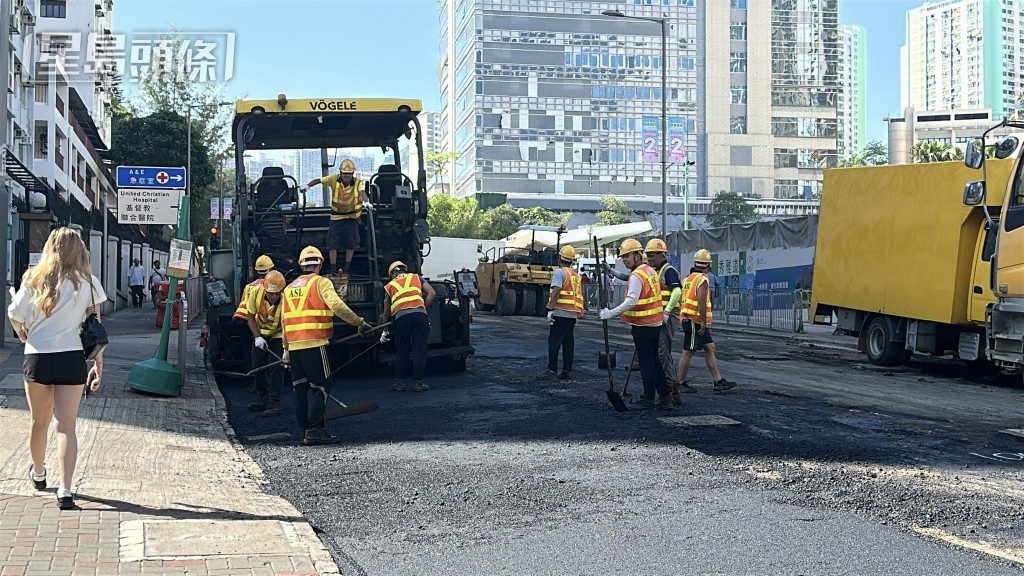 地下一條直徑400毫米的鹹水管爆裂,工人搶修。劉漢權攝 地下一條直徑400毫米的鹹水管爆裂,工人搶修。劉漢權攝