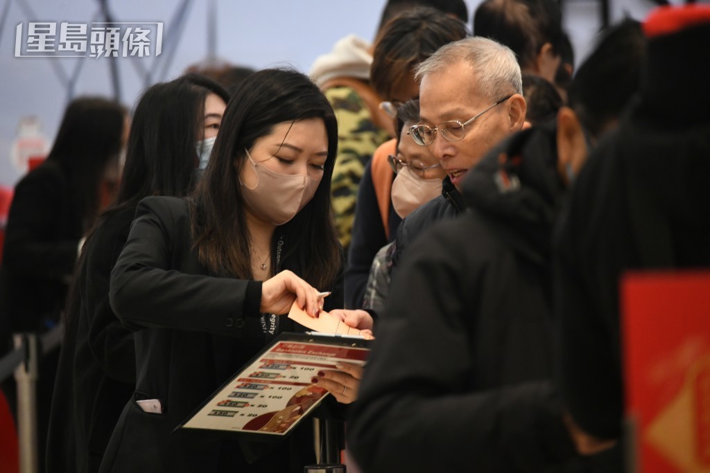 有職員在協助市民。何健勇攝 有職員在協助市民。何健勇攝