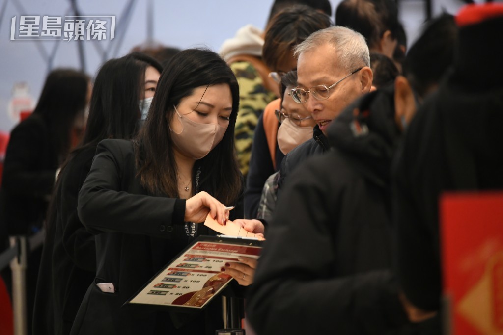 有職員在協助市民。何健勇攝