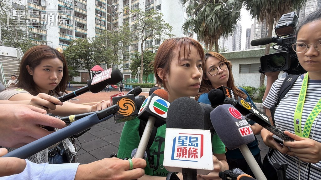 宏盛閣18樓住戶鄺小姐上樓尋找求婚戒指等。梁國峰攝 宏盛閣18樓住戶鄺小姐上樓尋找求婚戒指等。梁國峰攝