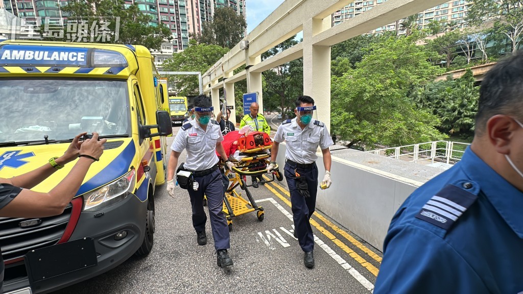 的士司机半昏迷,由救护员送院。梁国峰摄 的士司机半昏迷,由救护员送院。梁国峰摄