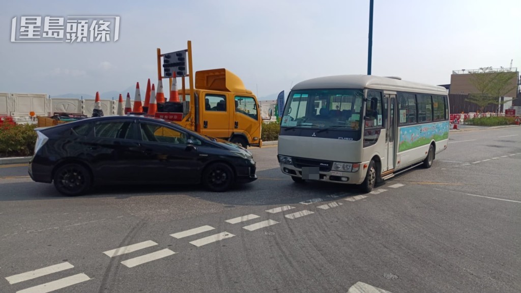 兩車迎頭相撞。 兩車迎頭相撞。