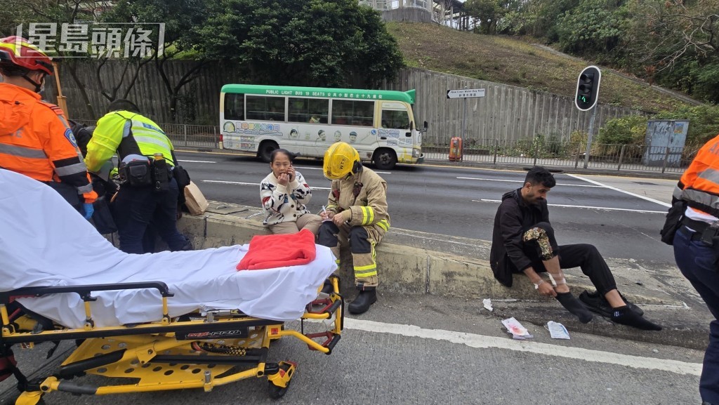 货车上南亚裔男乘客在场包扎后拒绝送院。