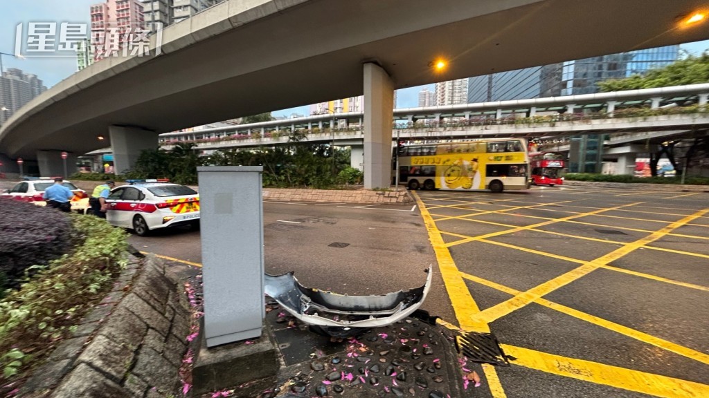 警车车头泵把飞脱。蔡楚辉摄 警车车头泵把飞脱。蔡楚辉摄