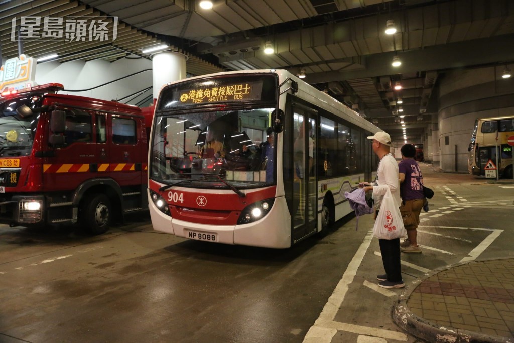 港鐵安排接駁巴士接載乘客。黎志偉攝 港鐵安排接駁巴士接載乘客。黎志偉攝