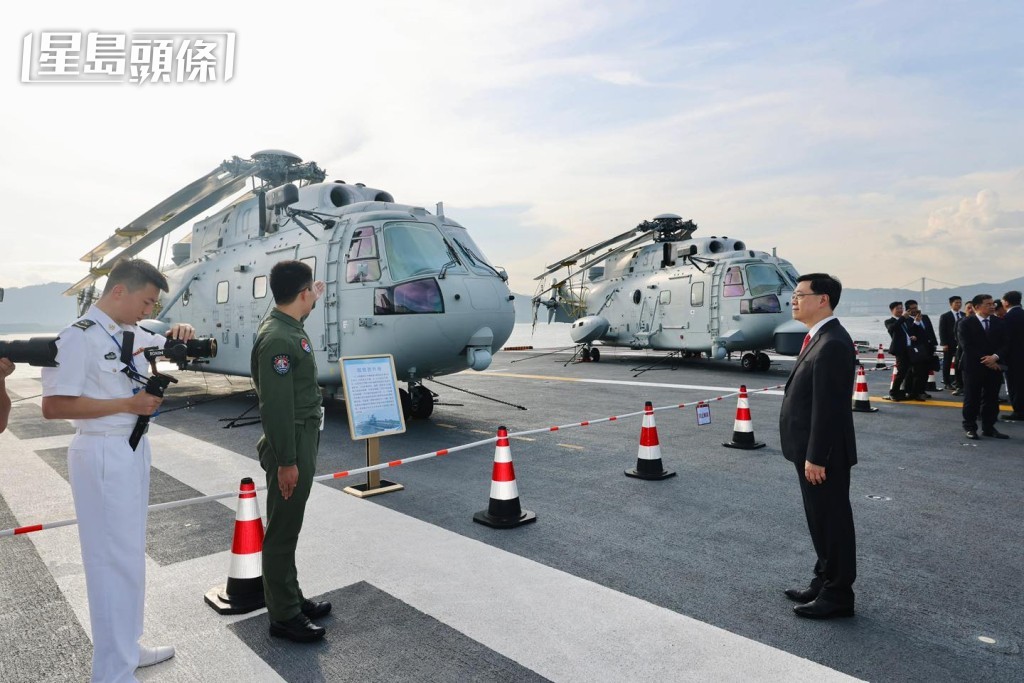 李家超一行人參觀「山東艦」。李家超fb 李家超一行人參觀「山東艦」。李家超fb