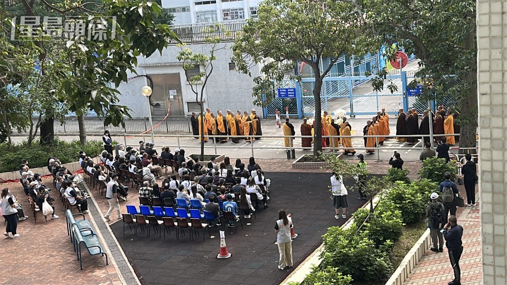 團體在廣福樓對開進行佛教儀式,悼念死者。劉漢權攝 團體在廣福樓對開進行佛教儀式,悼念死者。劉漢權攝