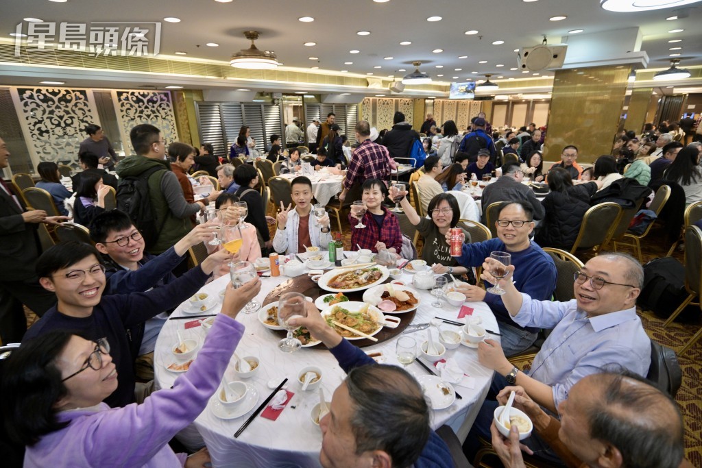 今日冬至,不少市民選擇與家人及親友外出聚餐,共享團圓時刻。資料圖片 今日冬至,不少市民選擇與家人及親友外出聚餐,共享團圓時刻。資料圖片