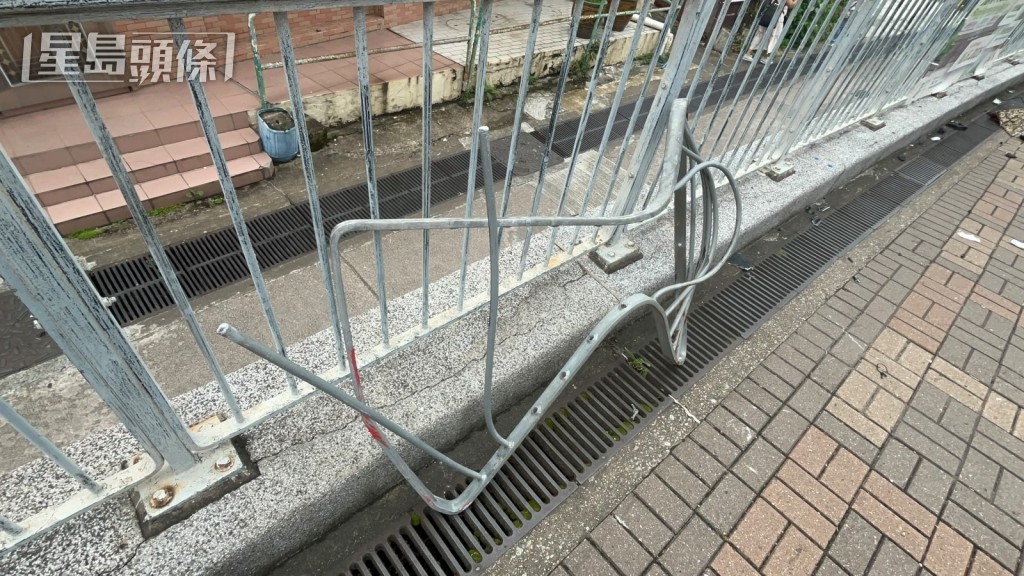 鐵欄被撞毀。 鐵欄被撞毀。