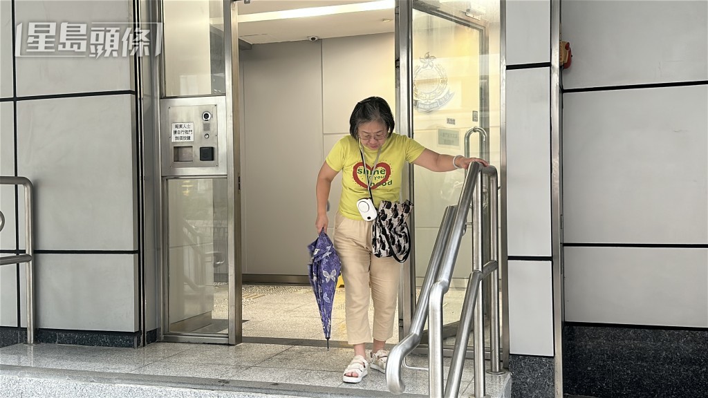 中午時分,錢寶芬的妹妹離開屯門警署。 中午時分,錢寶芬的妹妹離開屯門警署。
