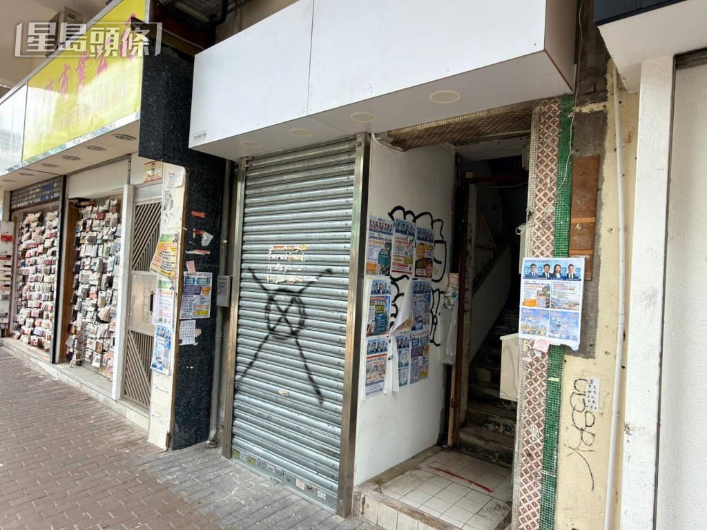 男警在汝州街79號處理糾紛案時遇襲受傷。梁國峰攝 男警在汝州街79號處理糾紛案時遇襲受傷。梁國峰攝