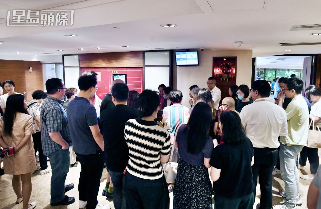 酒樓午市常出現排長龍情況。盧江球攝 酒樓午市常出現排長龍情況。盧江球攝
