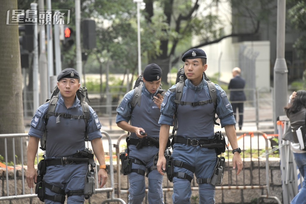 警方在法院外採嚴密戒備。黃偉強攝 警方在法院外採嚴密戒備。黃偉強攝