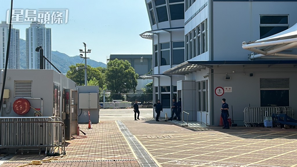 墮海男子被送往水警基地,再送院搶救。林思明攝 墮海男子被送往水警基地,再送院搶救。林思明攝