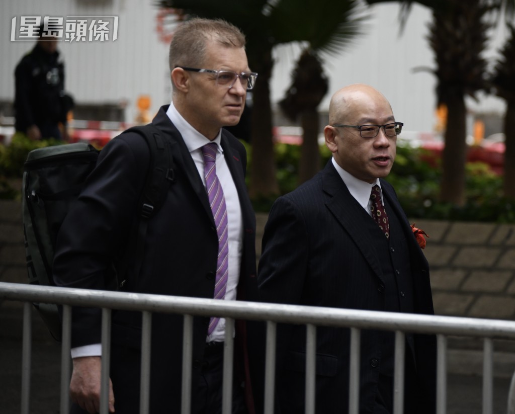 代表黎智英的資深大狀彭耀鴻（右）和新西蘭御用大律師 Marc Corlett。何君健攝