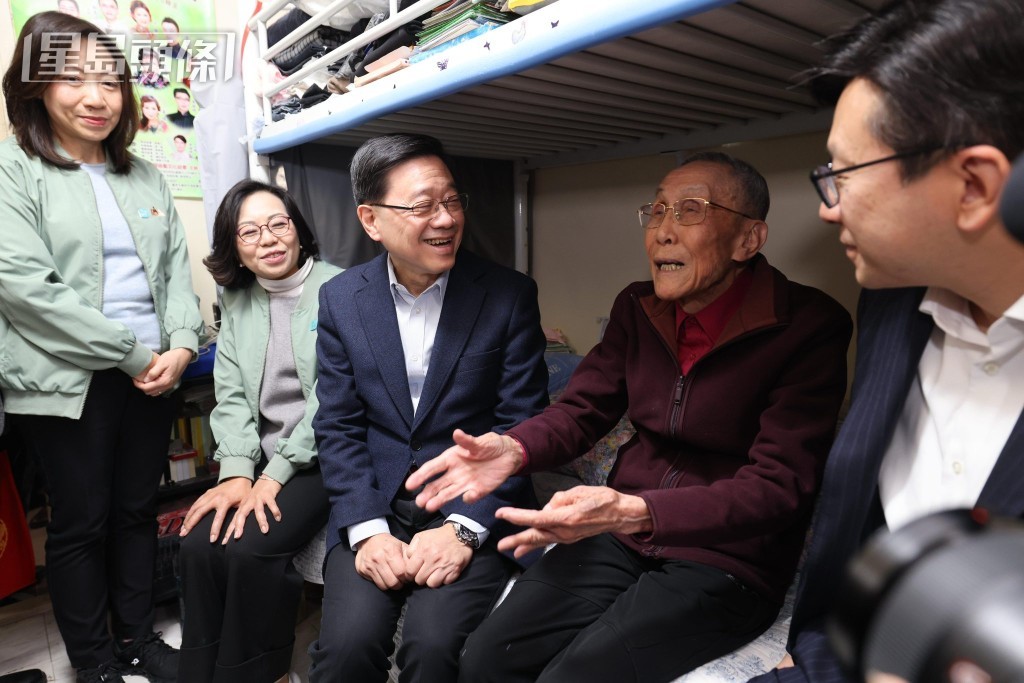 李家超一行人在油麻地駿發花園分別探訪一名獨居長者和一個雙老家庭。李家超fb圖片