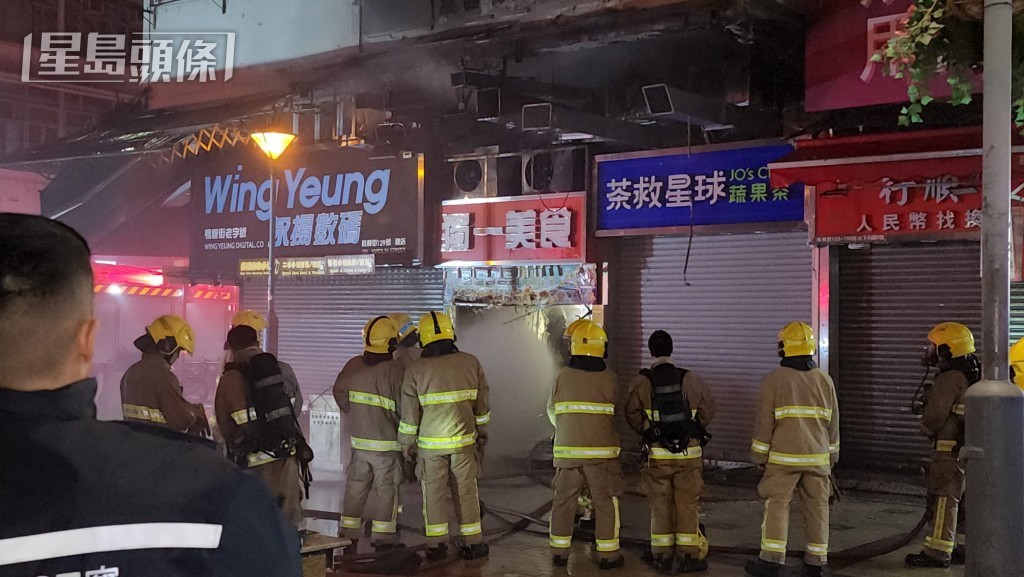 消防向小食店不停洒水后，火势很快被救熄。黎志伟摄