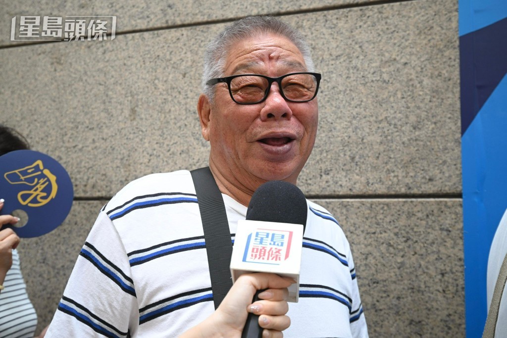 鄭先生聽聞中環投注站「運程好啲」專程前來博運氣。 鄭先生聽聞中環投注站「運程好啲」專程前來博運氣。