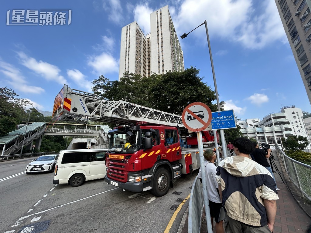消防到场救人。 消防到场救人。