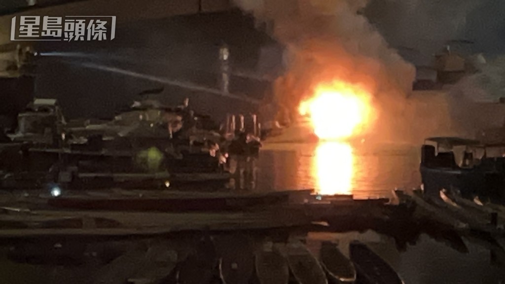 將軍澳海濱公園行人天橋底有船隻起火。蔡楚輝攝