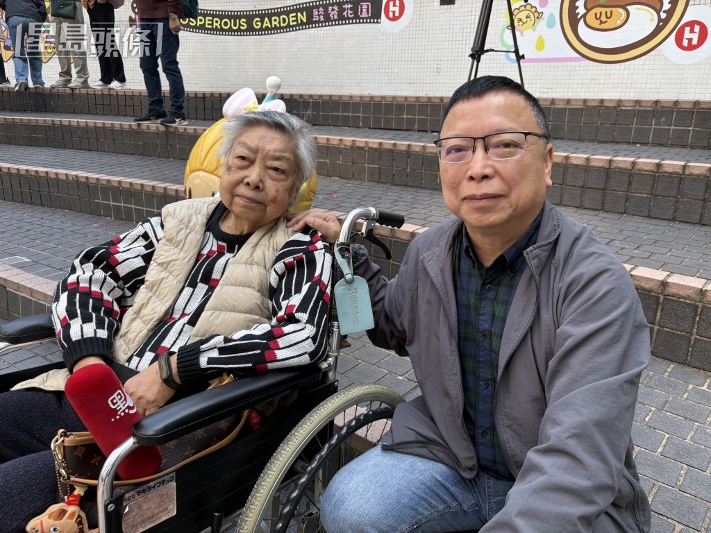 市民李先生（右）表示，特首親切問候其生活狀況，形容特首親民，感謝其關心。