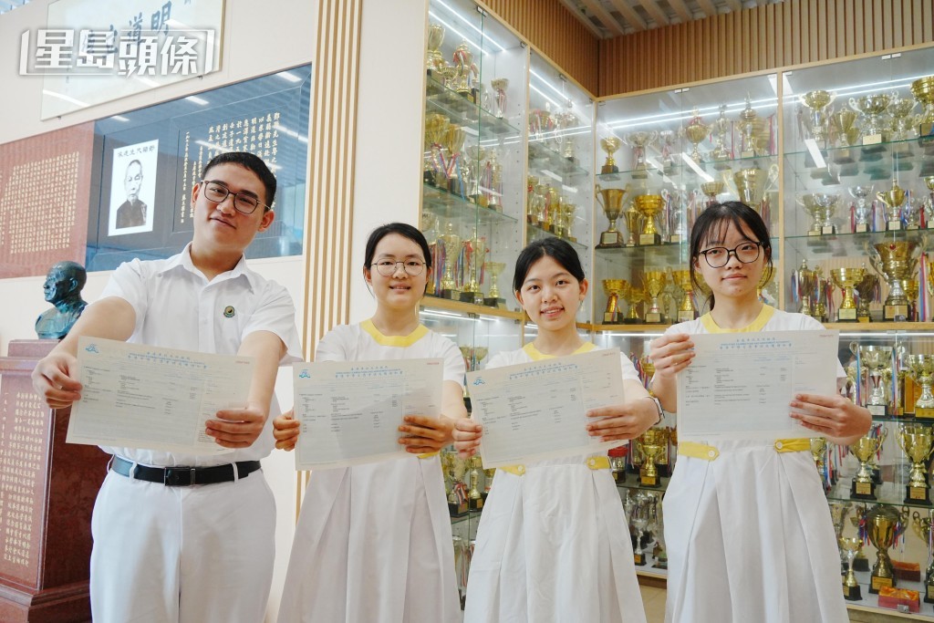 王苑廷(左2)開心地與同學一同高舉成績單。汪旭峰攝 王苑廷(左2)開心地與同學一同高舉成績單。汪旭峰攝