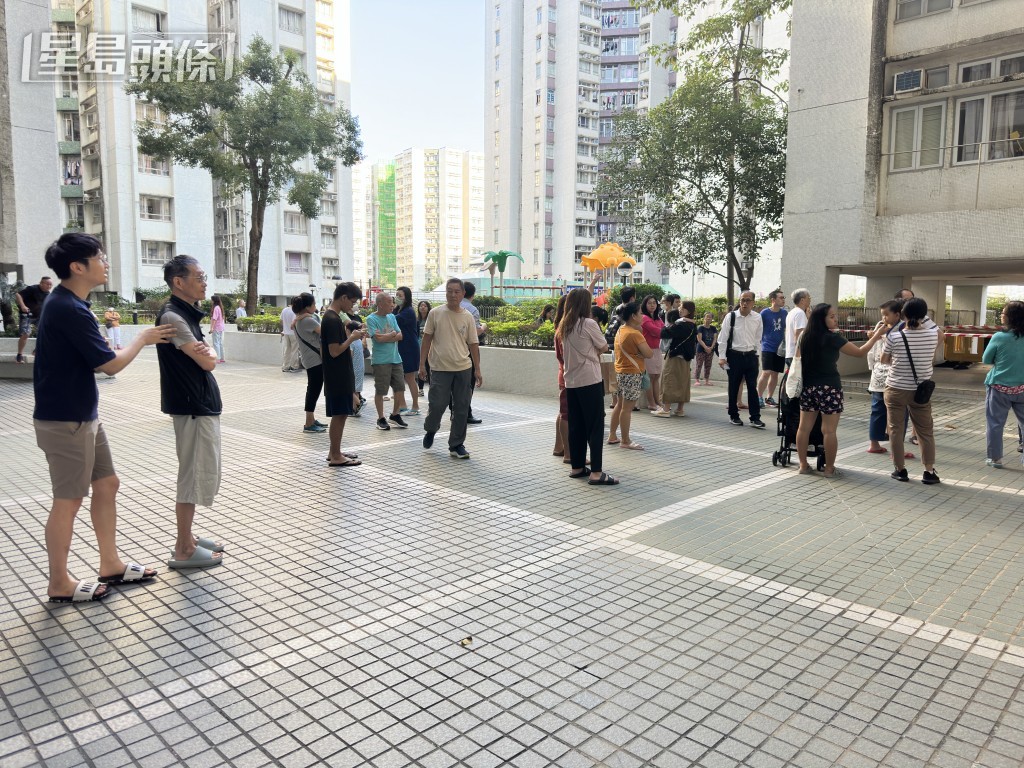 居民疏散至平台。梁國峰攝 居民疏散至平台。梁國峰攝