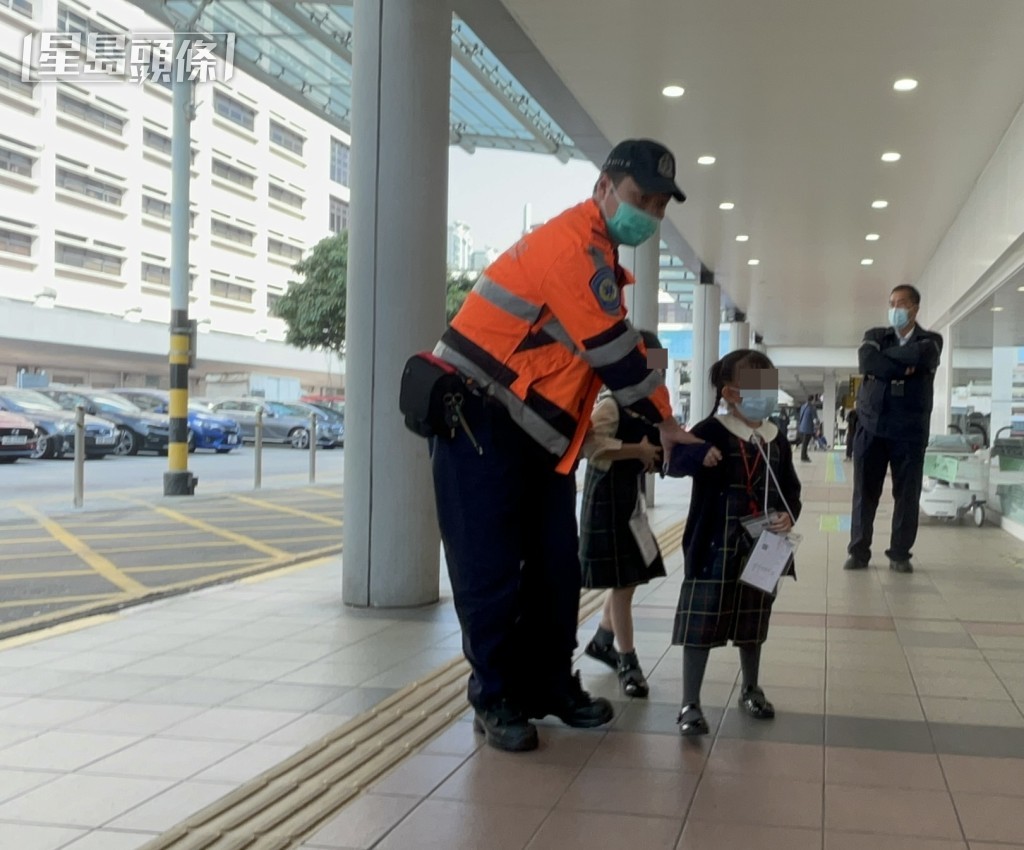 不適的小學生由救護車送院。林思明攝