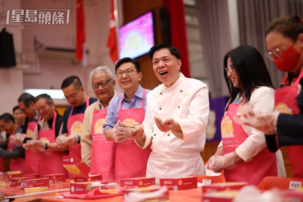 孫玉菡(右四)溫馨攜同太太(右二)學整餅。香港九龍潮州公會提供圖片 孫玉菡(右四)溫馨攜同太太(右二)學整餅。香港九龍潮州公會提供圖片