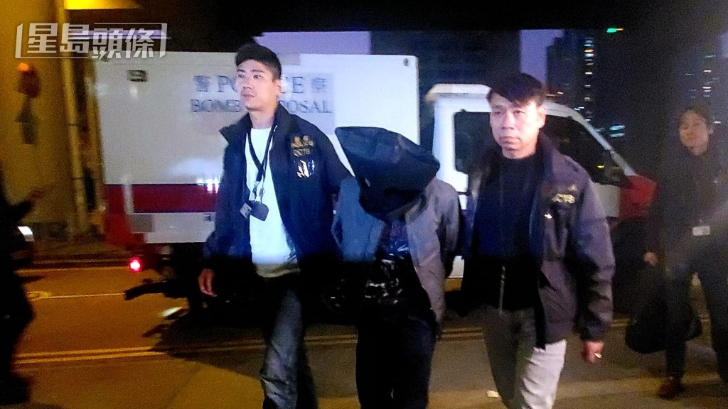 當日試爆失敗後，在場3名被告遭拘捕，其中一人被警方帶回他工作的中學蒐證。資料圖片