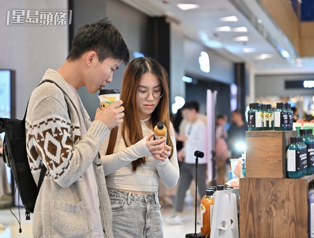 本港各個慶祝熱點和商場均人山人海,市面洋溢歡欣氣氛。鍾健華攝 本港各個慶祝熱點和商場均人山人海,市面洋溢歡欣氣氛。鍾健華攝