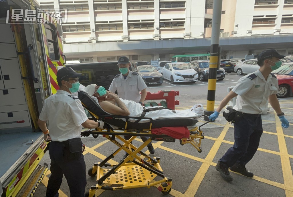 巴漢遭兒子持生果刀及叉施襲，頭破血流由救護車送院。林思明攝