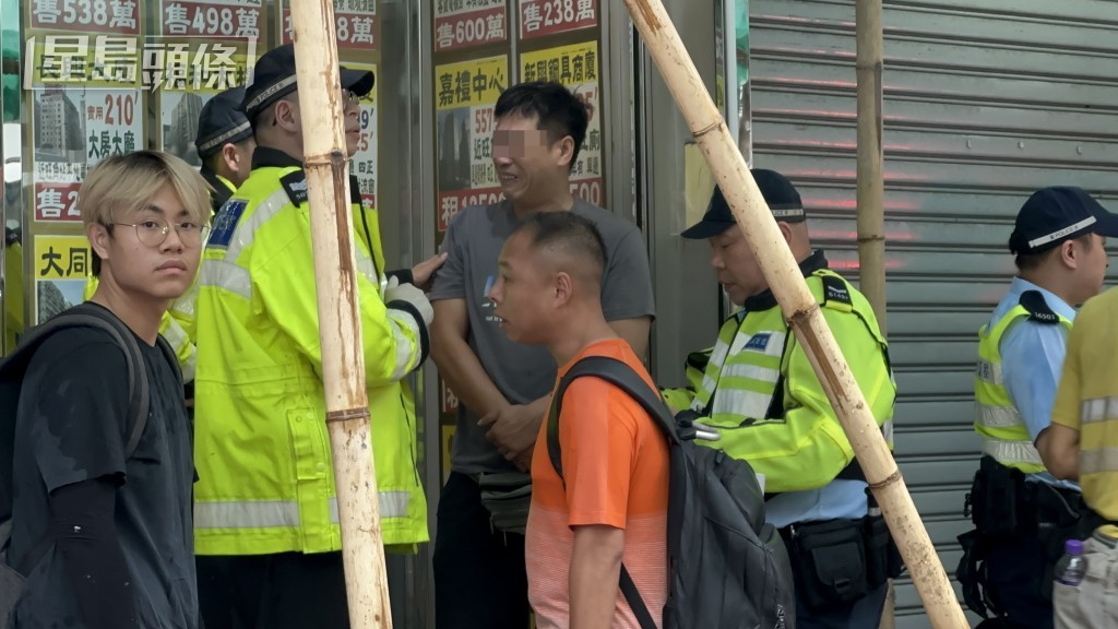 貨Van男司機(灰衫者)表現激動。梁國峰攝 貨Van男司機(灰衫者)表現激動。梁國峰攝