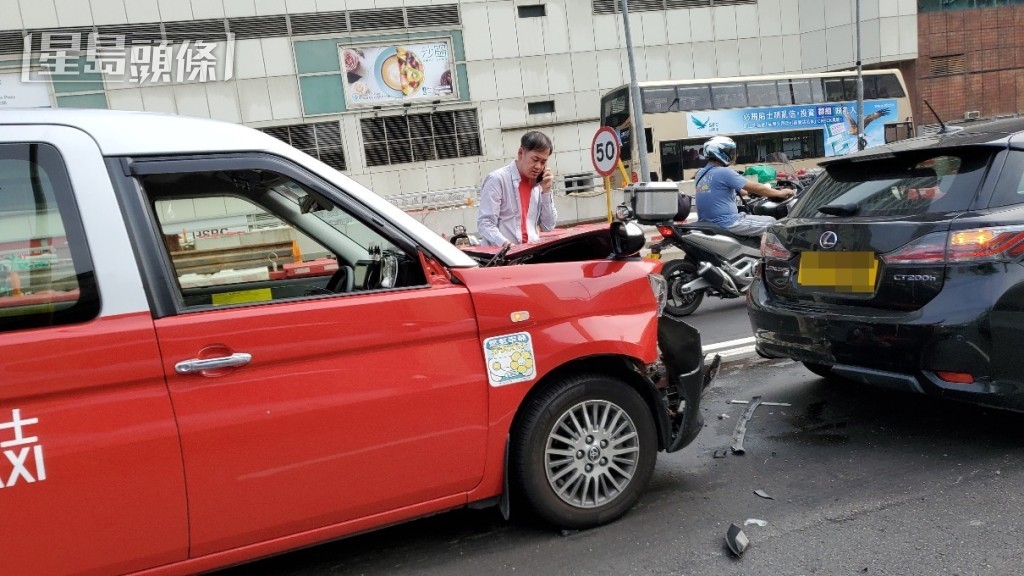的士車頭與私家車車尾相撞。徐裕民攝 的士車頭與私家車車尾相撞。徐裕民攝