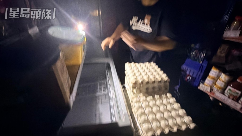 士多商戶受停電影響，即時另租舖位，儲存雪糕等食品，以減少損失。梁國峰攝