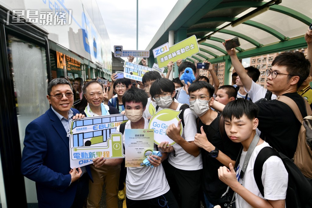 巴士迷十分雀躍。盧江球攝