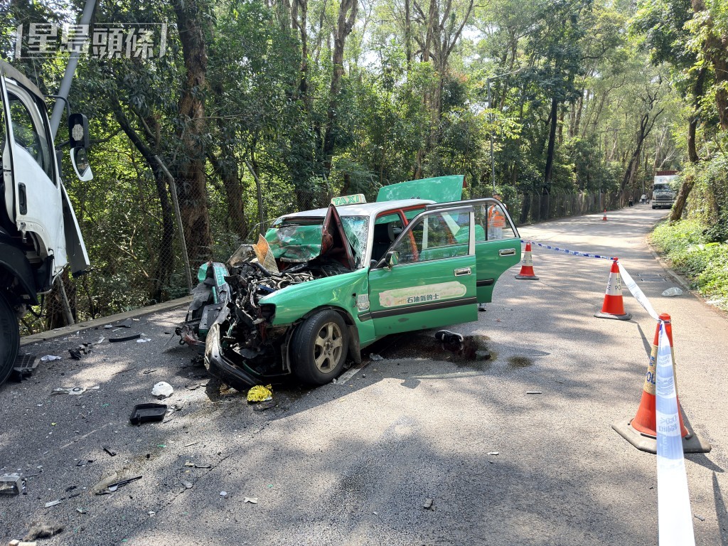 的士嚴重損毀。