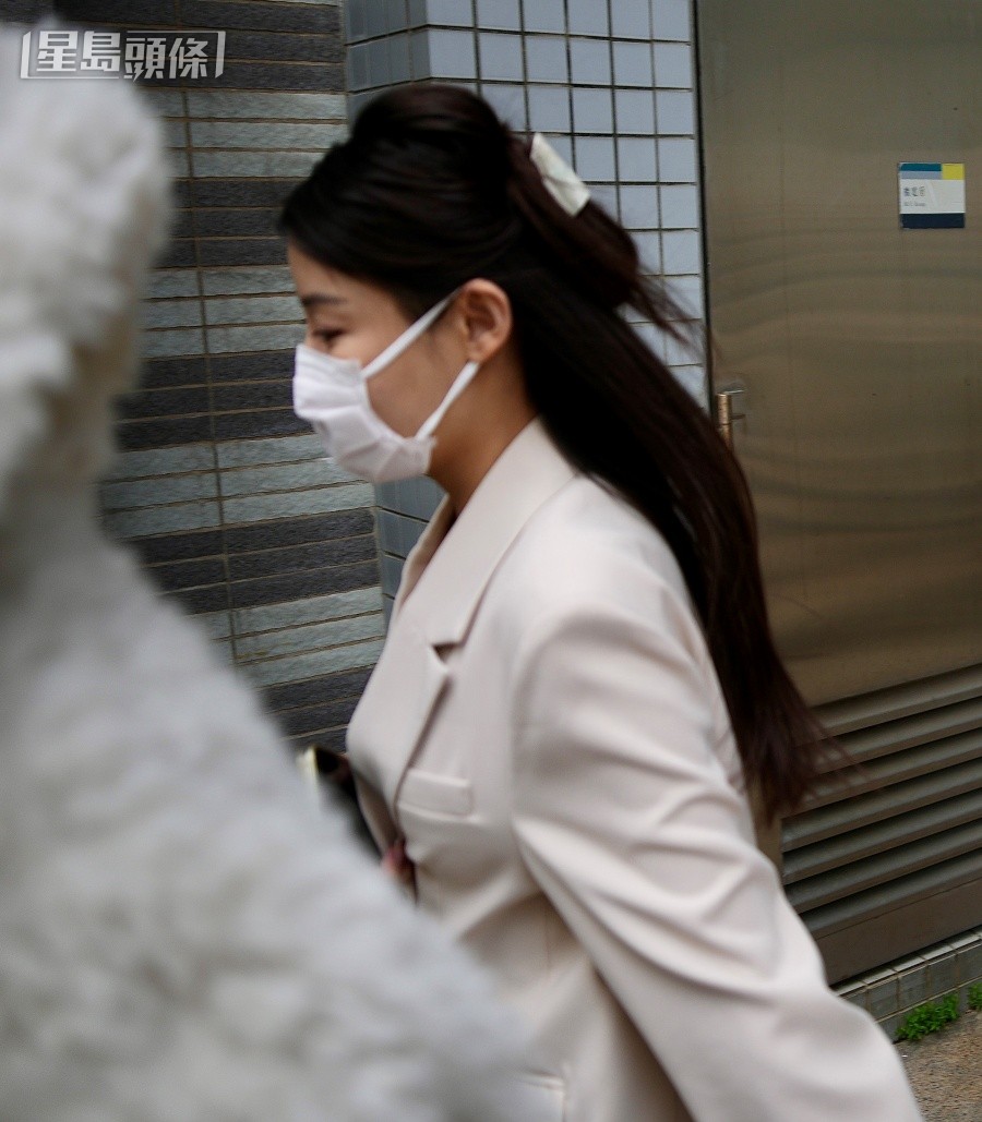 女被告潘巧賢(戴口罩者)。蘇正謙攝 女被告潘巧賢(戴口罩者)。蘇正謙攝