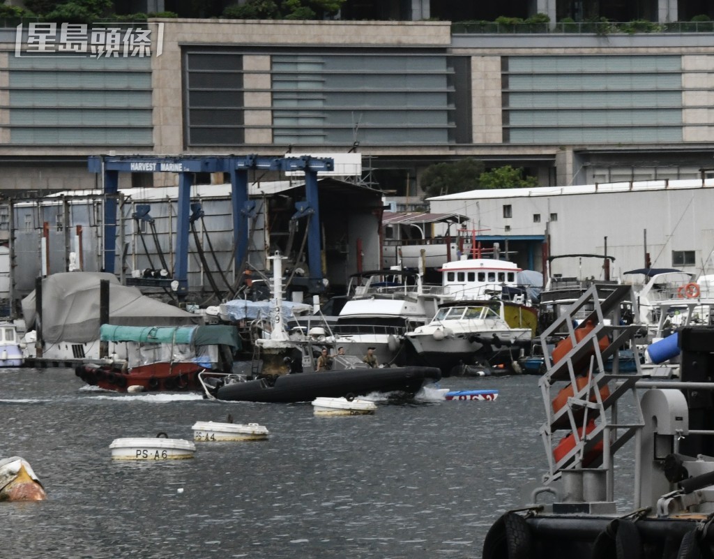 水警将一艘六座位独木舟拖回香港仔水警基地。杨伟亨摄