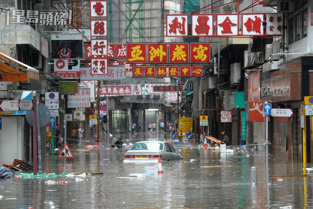 黑雨期間，上環永樂街水深及腰，汽車被困水中央。資料圖片
