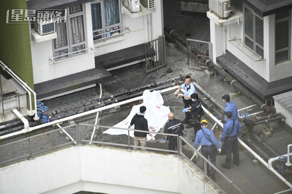 警員用白布遮蔽遺體進行調查。楊偉亨攝 警員用白布遮蔽遺體進行調查。楊偉亨攝