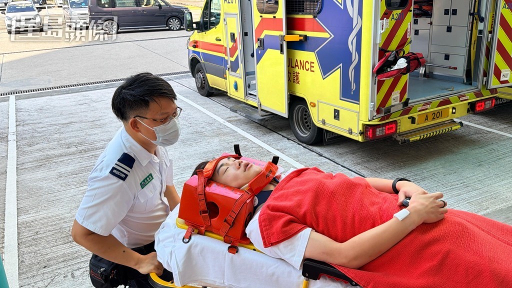另一名男傷者由救護車送往將軍澳醫院治理。梁國峰攝 另一名男傷者由救護車送往將軍澳醫院治理。梁國峰攝