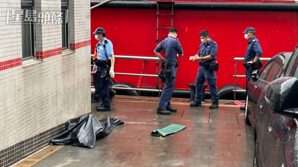 遺體被送往青衣滅火輪碼頭。蔡楚輝攝